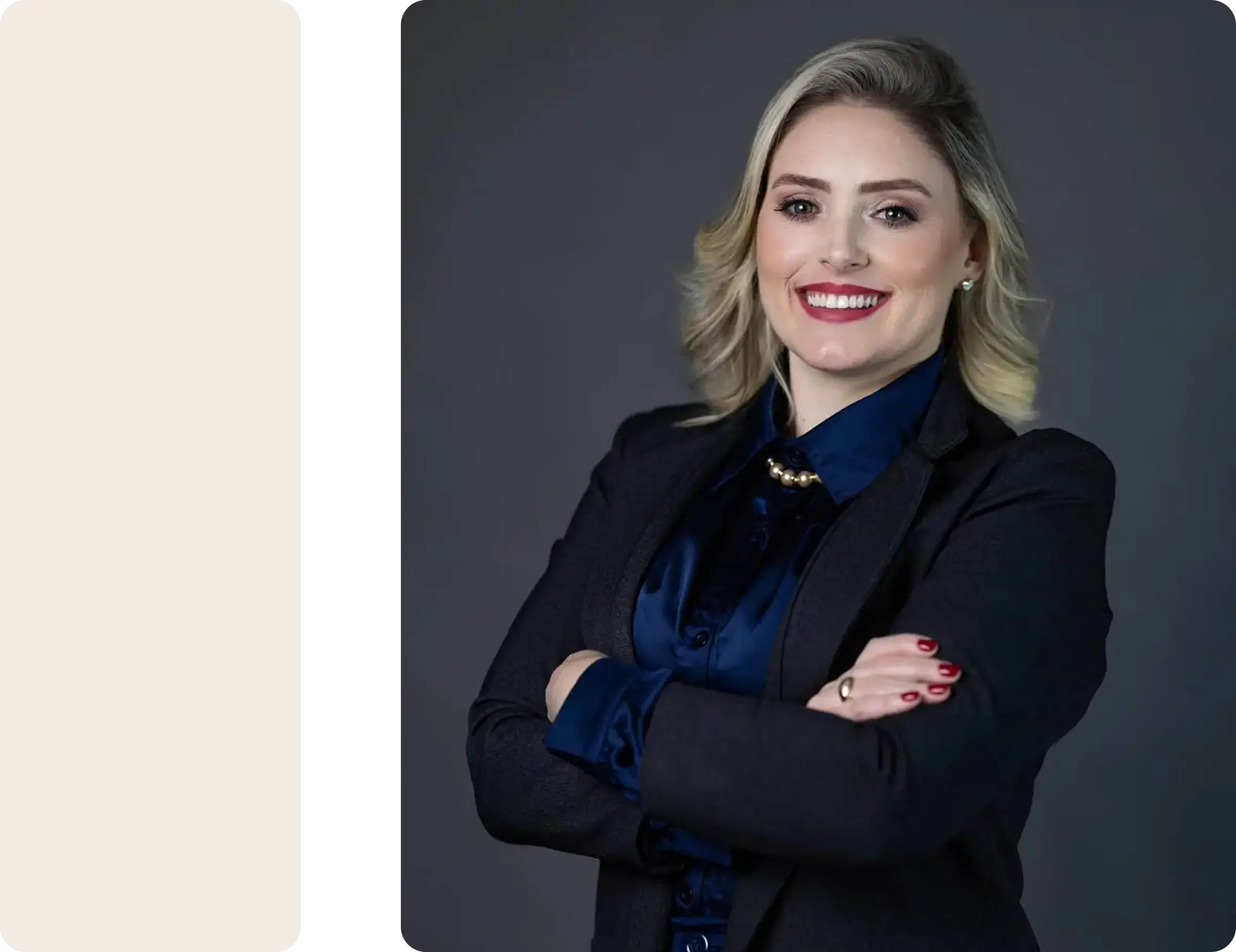 Foto profissional da fundadora da Volare, com expressão confiante e acolhedora — representando a liderança humana e estratégica por trás da consultoria.