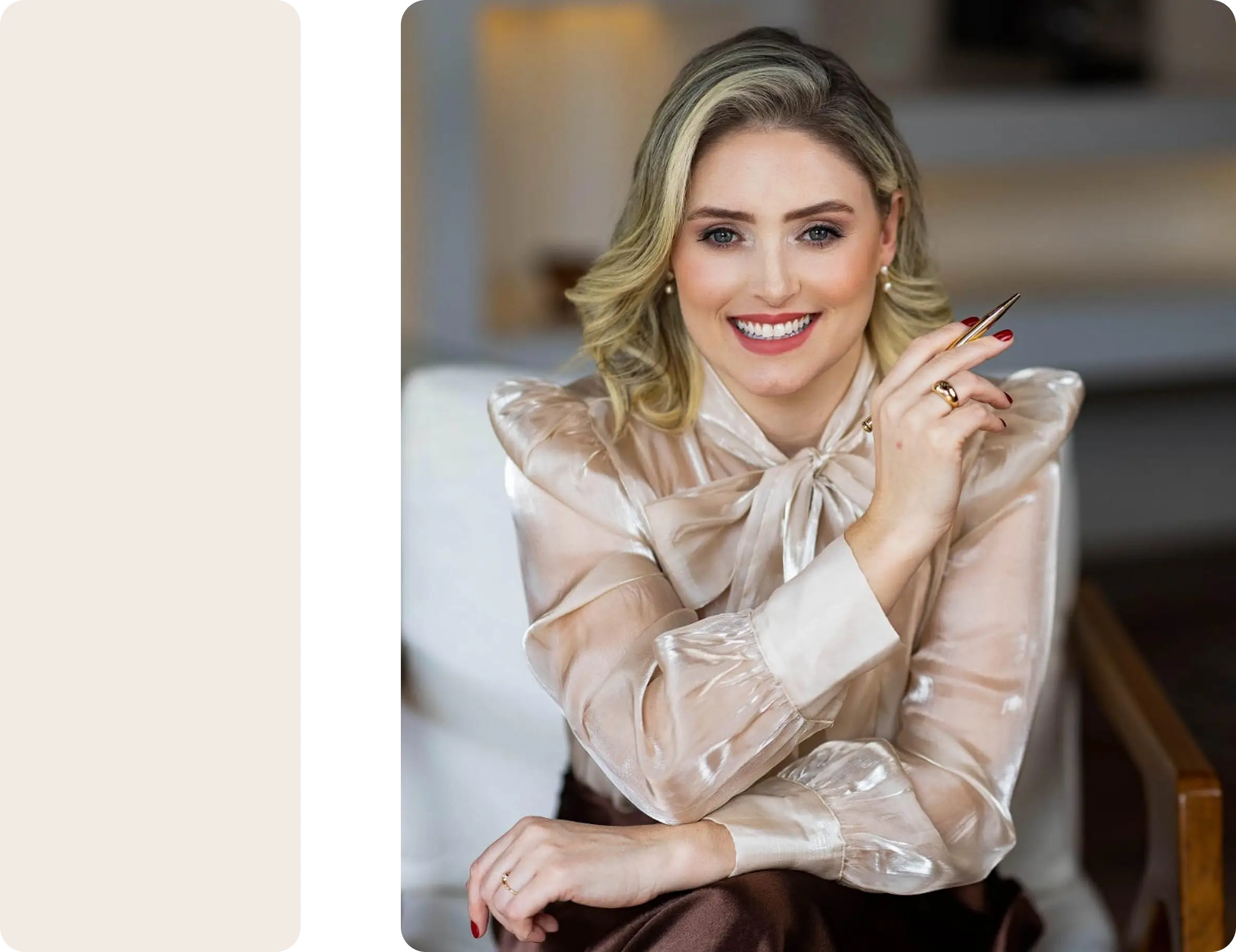 Retrato da fundadora da Volare sorrindo com expressão acolhedora e confiante — representando a essência humana, estratégica e inspiradora da liderança da consultoria.