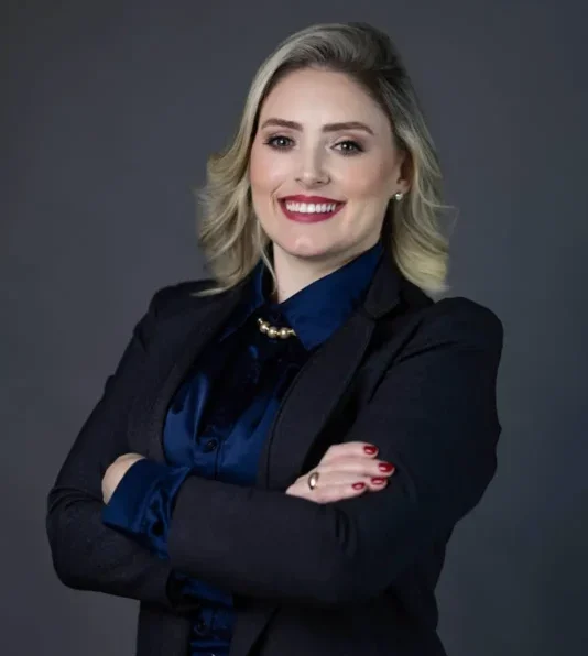 Foto profissional da fundadora da Volare, com expressão confiante e acolhedora — representando a liderança humana e estratégica por trás da consultoria.