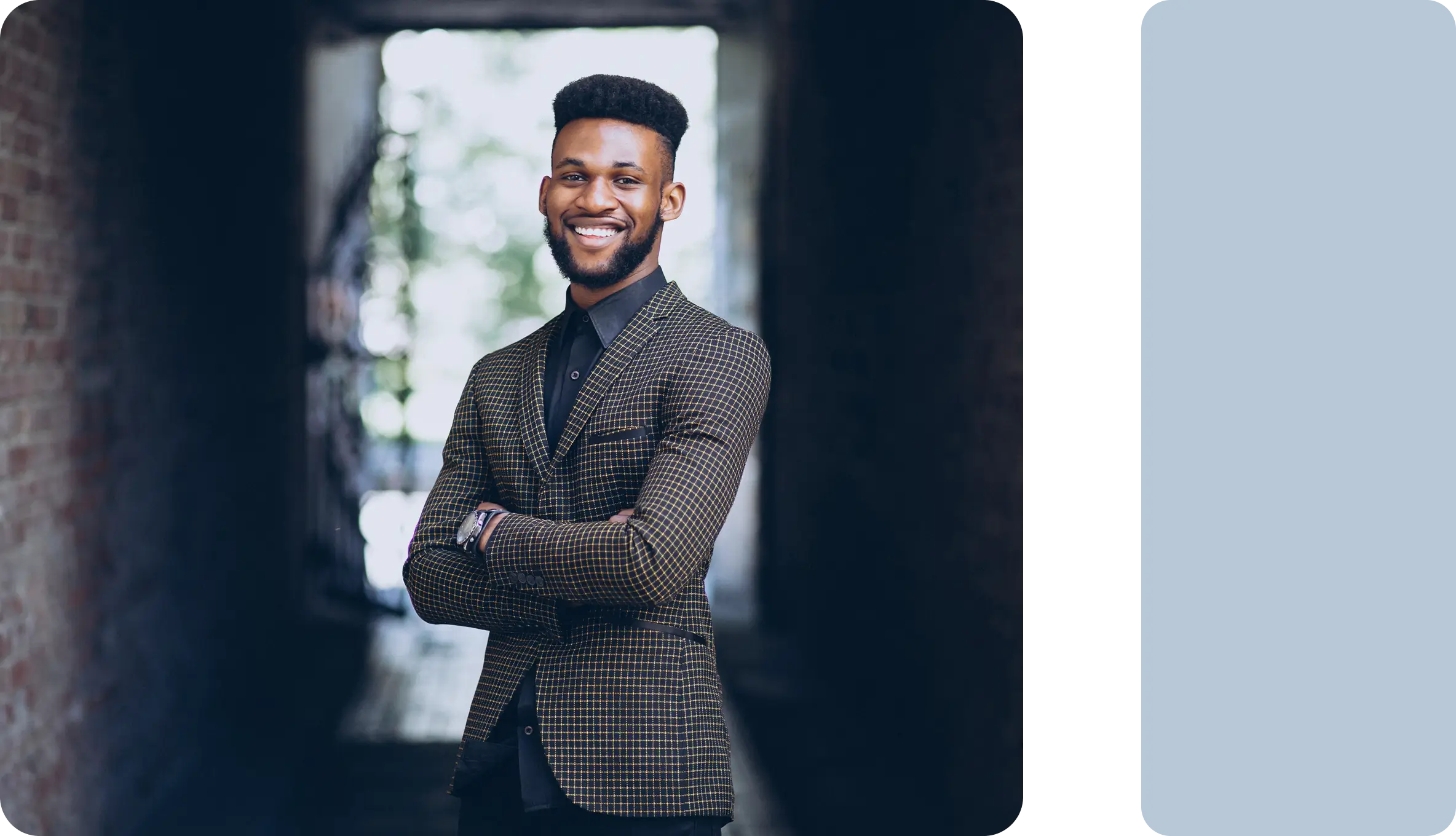 Homem com postura confiante e sorriso acolhedor em ambiente urbano — representando protagonismo, autenticidade e fortalecimento da imagem profissional com o apoio da Volare.